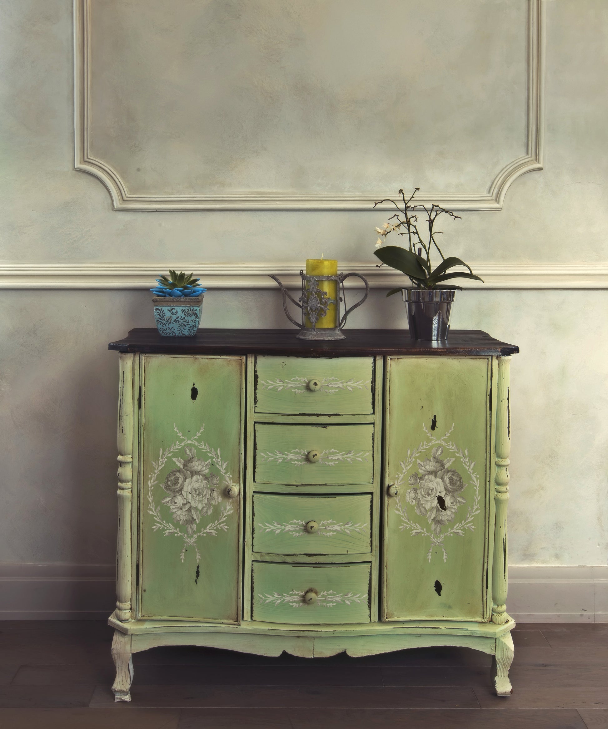 Vintage-style green cabinet with decorative elements from IOD Paint Nlay Trompe L'Oeil